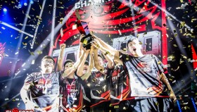 文化输出！中国战队周边在巴黎现场售罄！